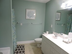Combined shower/tub, jetted tub, hair dryer, towels - 8 BED 5 BATH Condo - Perfect for Multi-Family Vacations - Summer Week Deals (North Myrtle Beach)