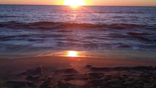 A beach with the sun setting over the ocean. - 8 BED 5 BATH Condo - Perfect for Multi-Family Vacations - Summer Week Deals (North Myrtle Beach)