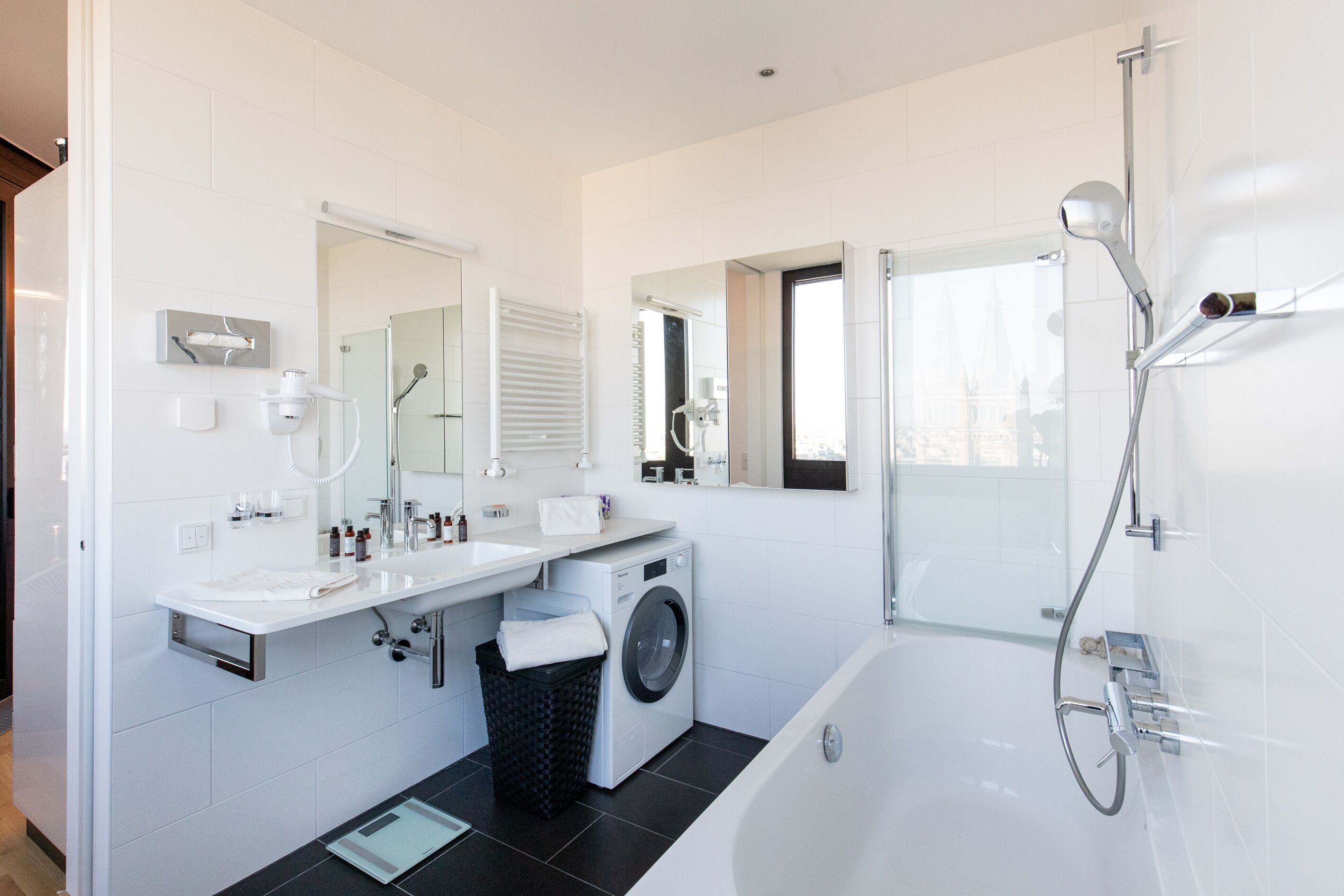 Badewanne, Haartrockner, Handtücher, Seife