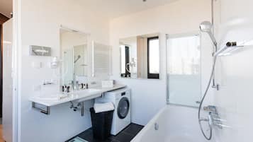 Badewanne, Haartrockner, Handtücher, Seife