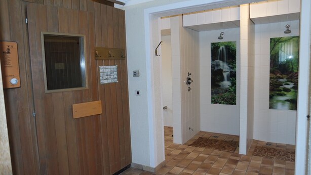 Une porte d’ascenseur en bois, dotée d’un panneau de commande et d’une petite fenêtre.