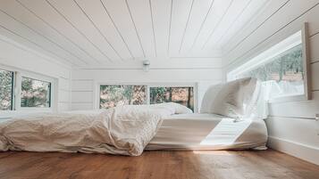 1 bedroom, bed sheets