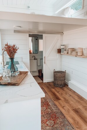 Een douche, een haardroger, handdoeken, zeep