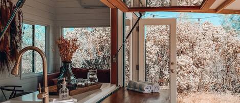 Réfrigérateur, plaque de cuisson, lave-vaisselle, cafetière/bouilloire