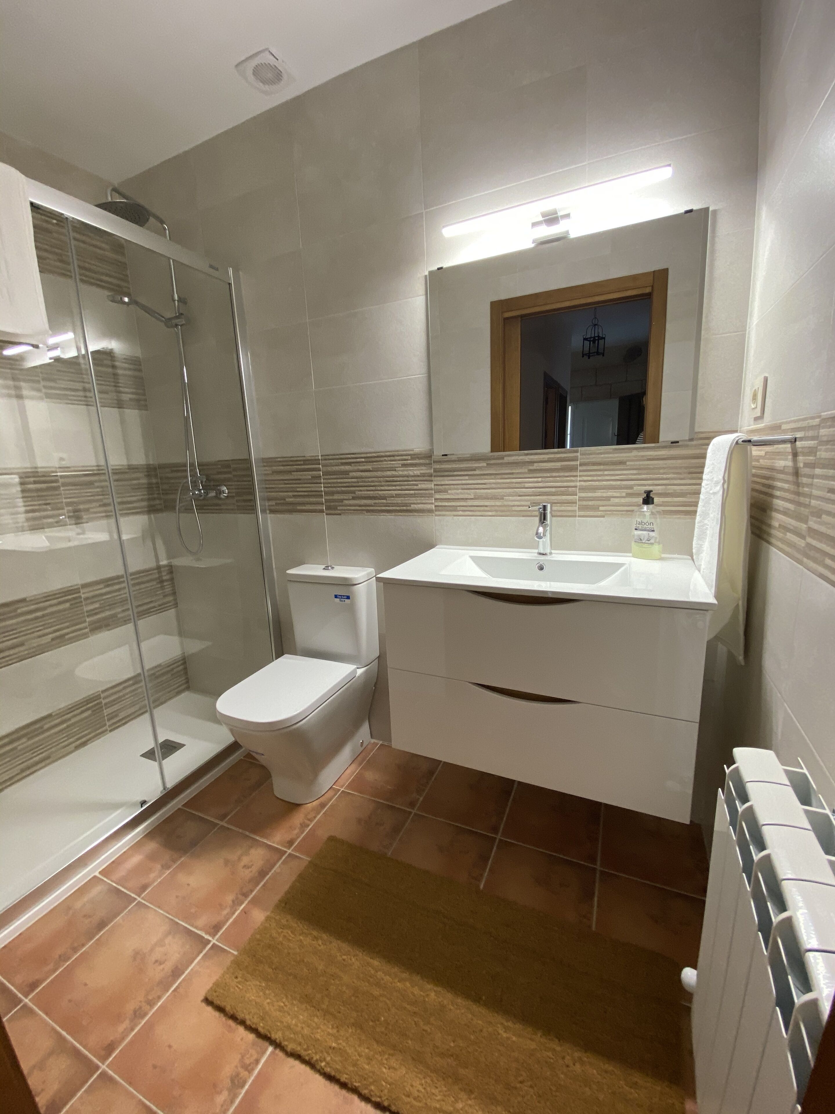Ensemble douche/baignoire, baignoire à jets, sèche-cheveux, bidet