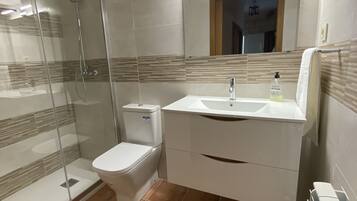 Ensemble douche/baignoire, baignoire à jets, sèche-cheveux, bidet