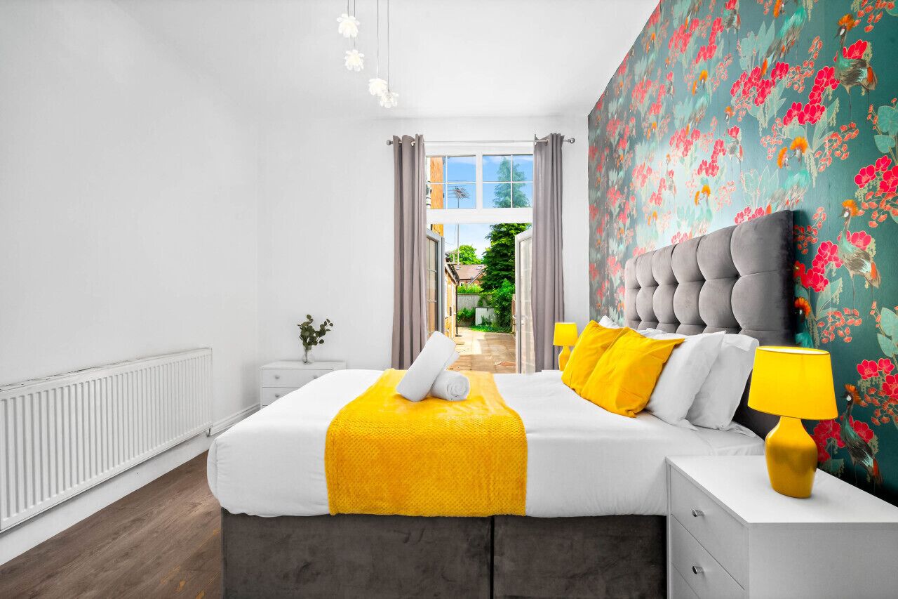 6 عدّة غرف نوم ومكواة/لوح كي وسرير سفر وواي فاي