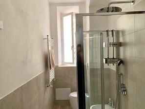 Dusche, Haartrockner, Bidet, Handtücher