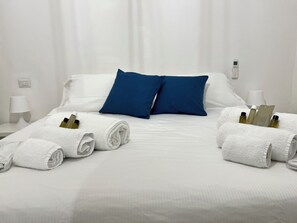 2 chambres, bureau, fer et planche à repasser, lit de bébé portatif