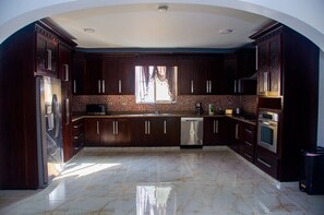 Refrigerador, microondas, horno y lavavajillas 
