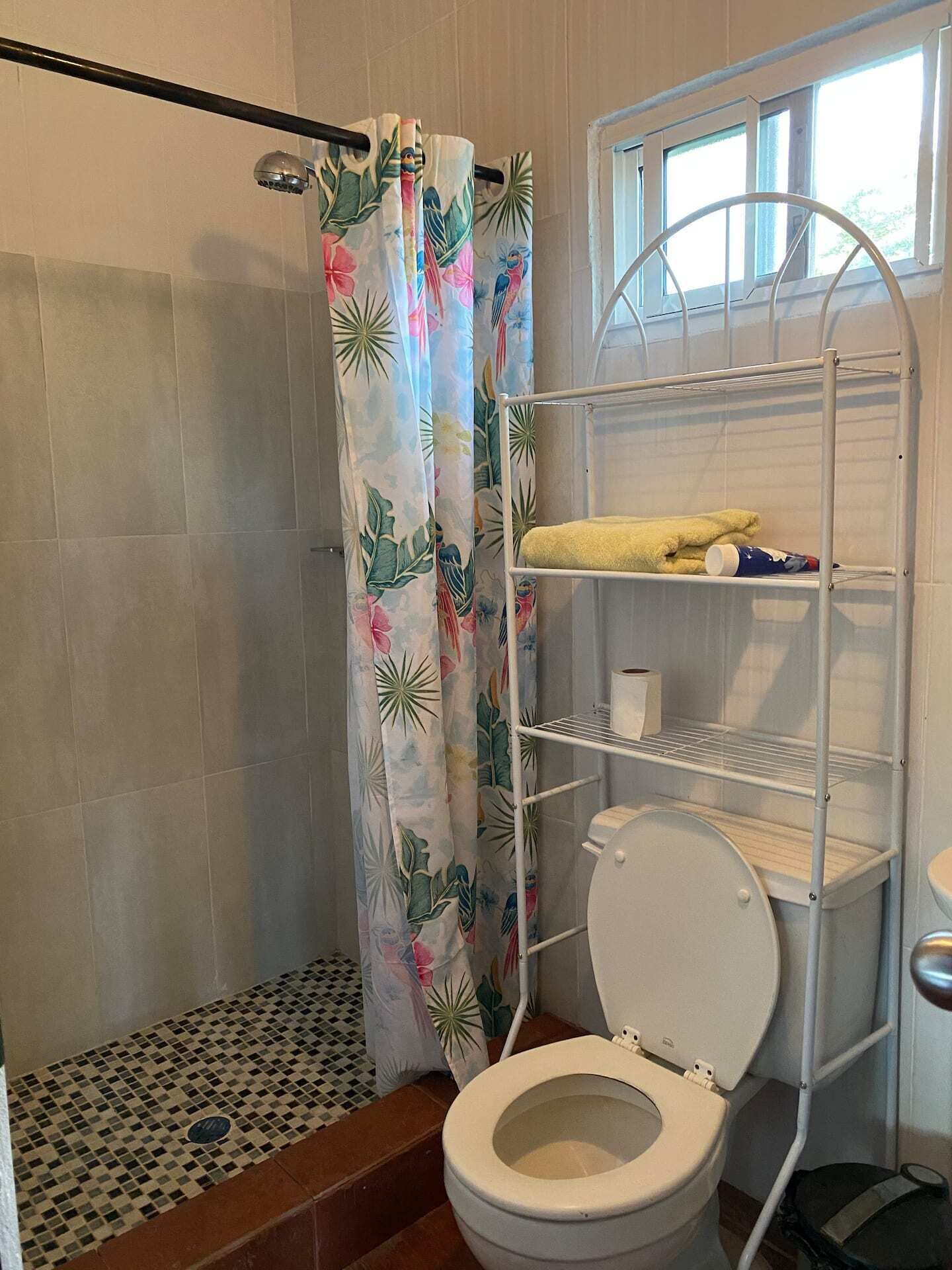 Douche, serviettes fournies, savon, papier toilette