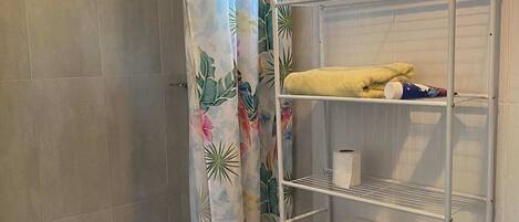 Douche, serviettes fournies, savon, papier toilette