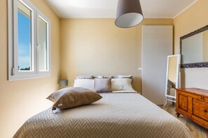 3 slaapkamers, een strijkplank/strijkijzer, internet, beddengoed