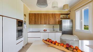 Frigorifero, microonde, forno, piano cottura