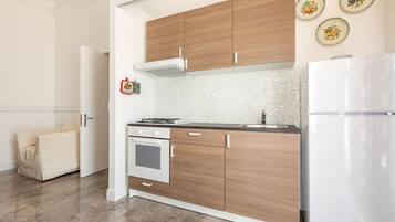 Kühlschrank, Herdplatte, Kochgeschirr/Geschirr/Besteck