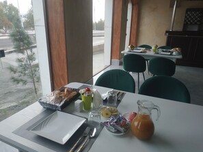 Desayuno continental incluido todos los días 