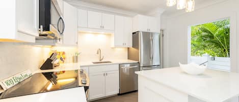 雪櫃、微波爐、焗爐、爐具