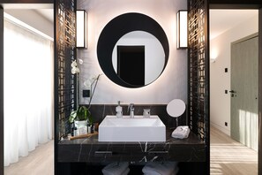 A modern bathroom with a rectangular sink, a round mirror, and a decorative wall panel. - S Hotel Boutique Thessaloniki (Thessaloniki)