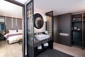 Habitación Deluxe (King) | Baño | Regadera, regadera tipo lluvia, secadora de cabello, batas