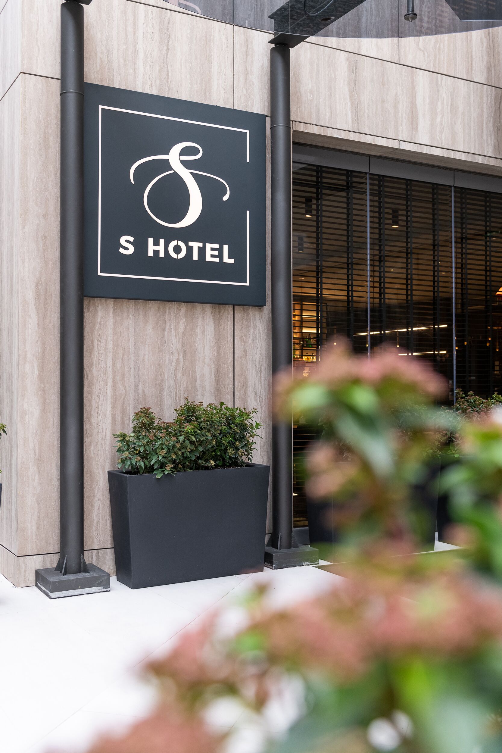Ein Hotelschild mit Logo und Namen.