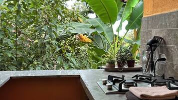 Een koelkast, een kookplaat, een koffiezetapparaat/waterkoker