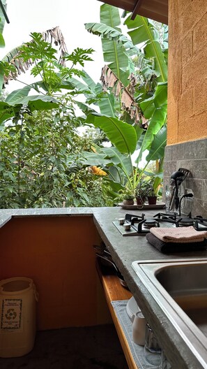 Refrigerador, parrilla de estufa y cafetera y tetera 