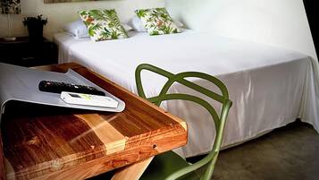 2 bedrooms, desk, WiFi (free), bed sheets