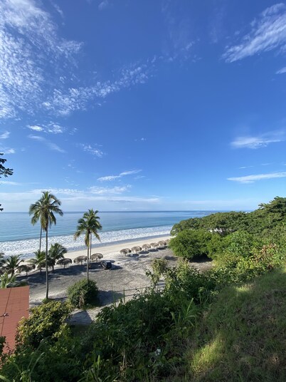 Close to beaches, mountains, waterfalls. Great for nomads/retreats. Quiet/rural