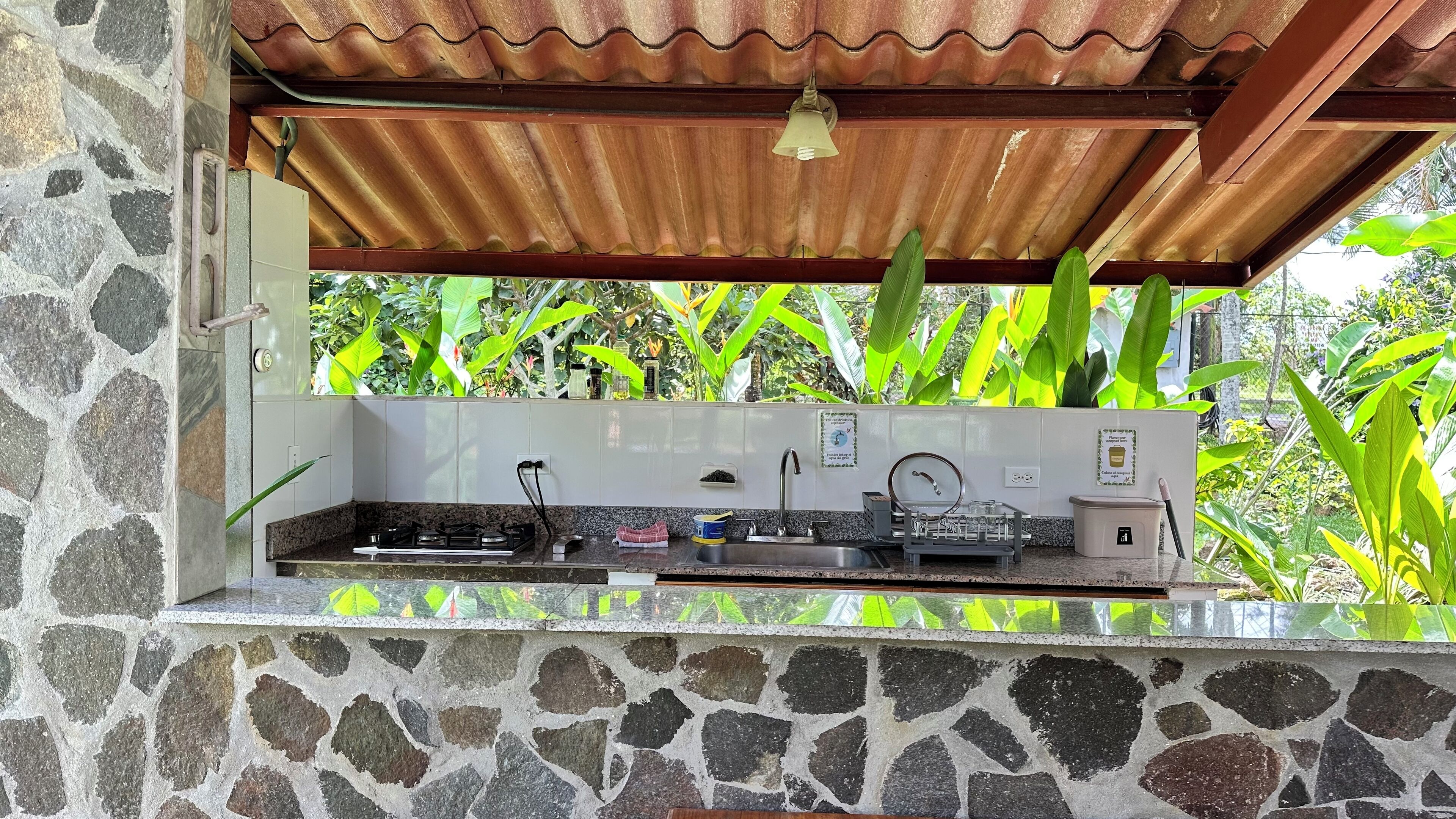 Kühlschrank, Herdplatte, Wasserkocher mit Kaffee-/Teezubehör