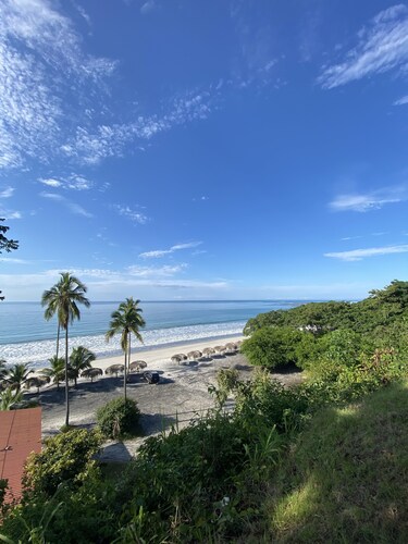 Close to beaches, mountains, waterfalls. Great for nomads. Quiet/rural town.