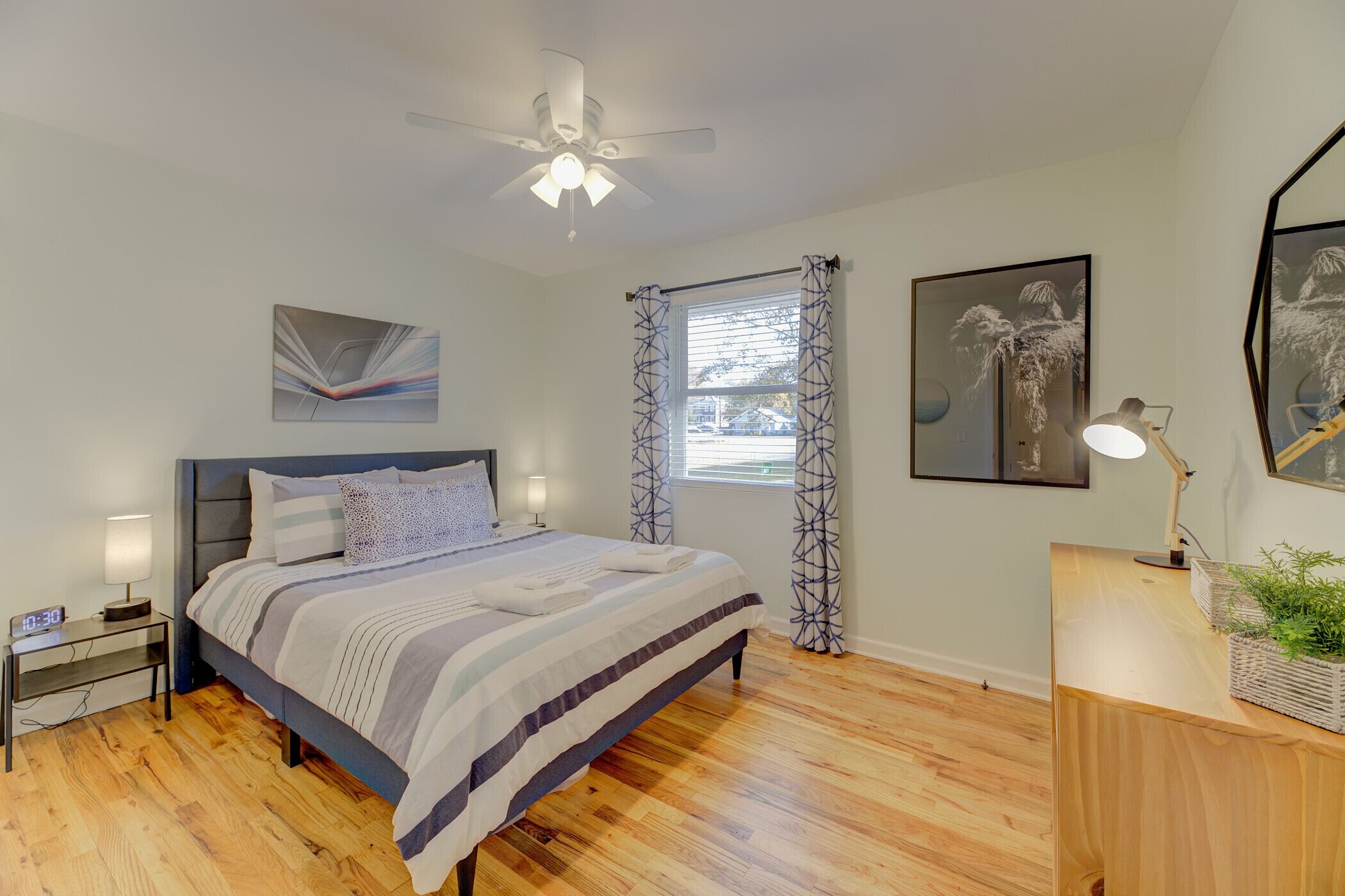 2 bedrooms, desk, iron/ironing board, WiFi