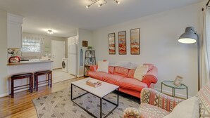 TV - Comfy Cozy Convenient Condo (Columbia)