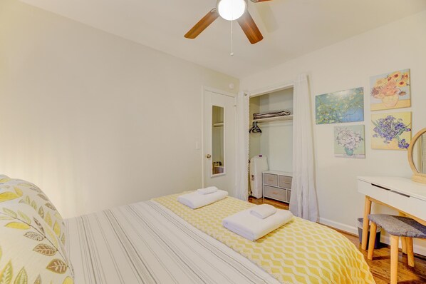 2 bedrooms, desk, iron/ironing board, WiFi