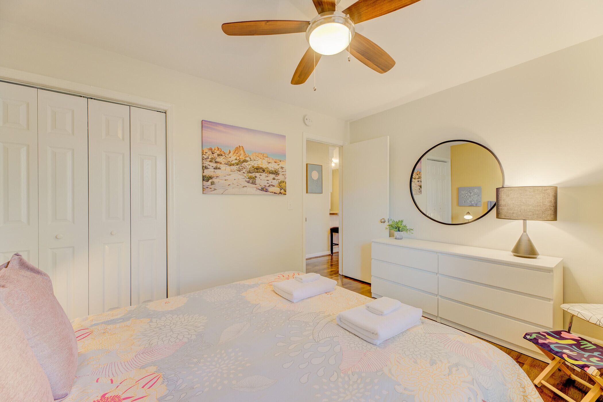 2 bedrooms, desk, iron/ironing board, WiFi