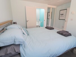 1 habitación, decoración personalizada y muebles diferentes 