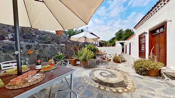 Outdoor dining - Beautiful House With Access to Pool, Tenerife, ES (San Cristóbal de La Laguna)