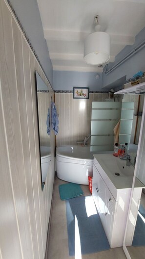Bathtub, towels