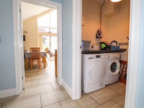 Cottage | Private kitchen | Fridge, dishwasher, cookware/dishes/utensils