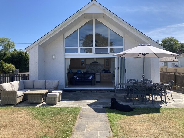 Cottage | Outdoor dining - Awel Deg (Newport)