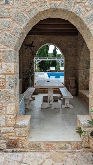 تناول الطعام بالخارج