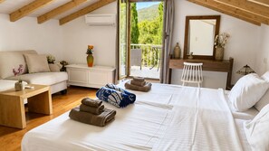 Desk, iron/ironing board, free WiFi, bed sheets - Luxury Villa + Guest House (Kardamyli)