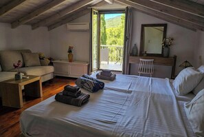 4 bedrooms, desk, iron/ironing board, free WiFi