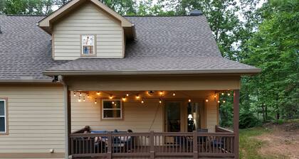 Secluded Creekside Cabin Heart of Dahlonega Wine, Weddings, and Adventure
