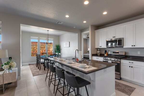 Réfrigérateur, four à micro-ondes, un four, surface de cuisson