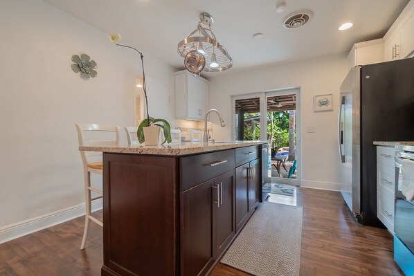 Refrigerador, microondas, horno, placa de cocina