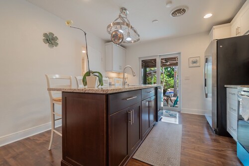 Private Tropical Pool Home - Quiet Retreat Near Beach & Downtown