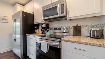 Een koelkast, een microgolfoven, een oven, een kookplaat