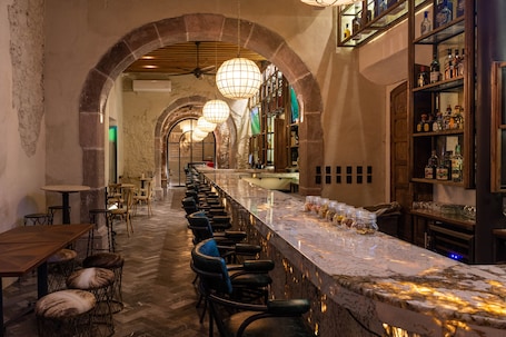 2 restaurants, breakfast, lunch served; local and international cuisine