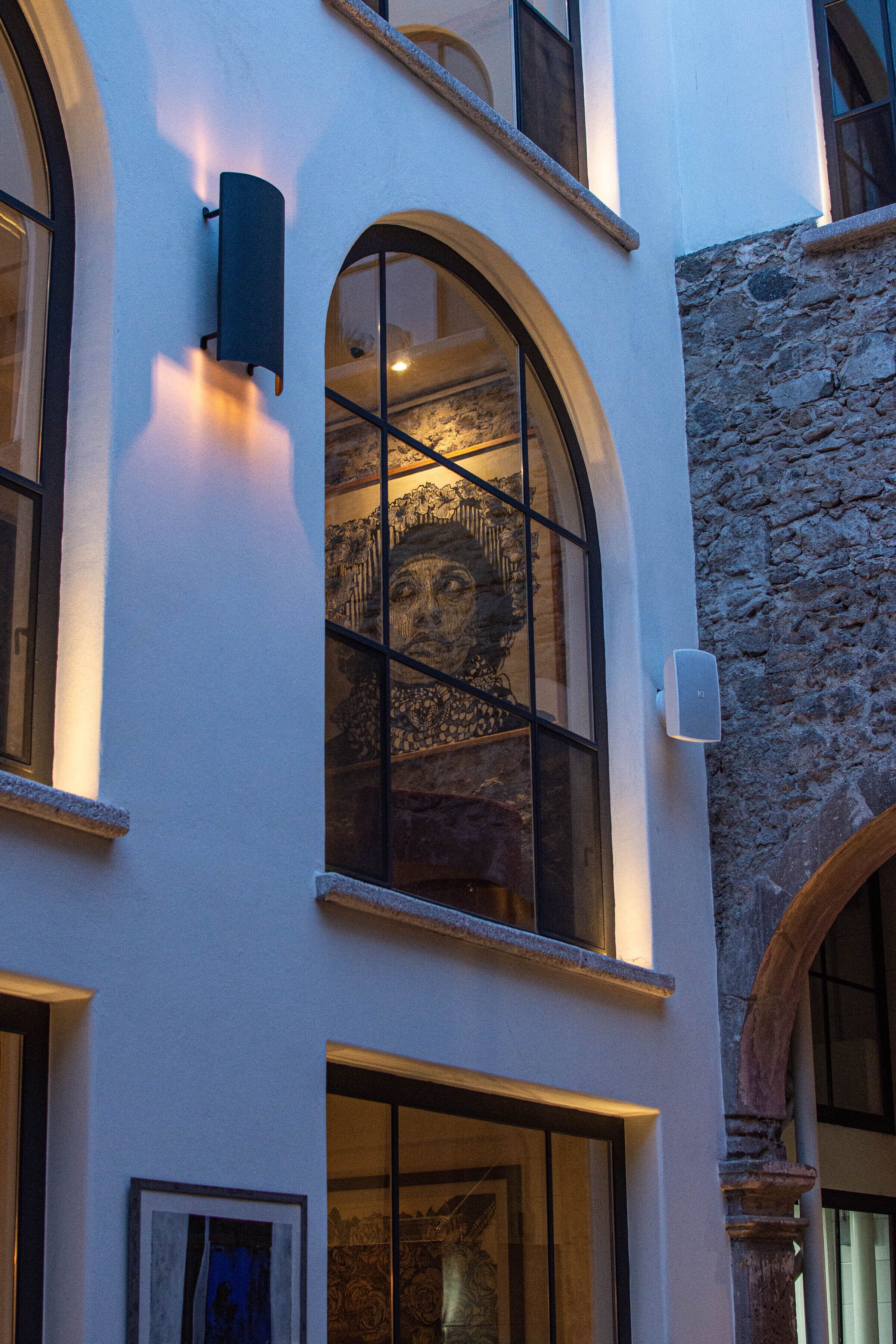 55-inch tv with digital channels, ipod dock, streaming services