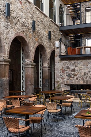 2 restaurants, breakfast, lunch served; local and international cuisine